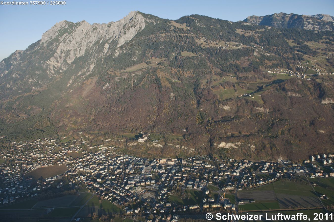 Vaduz, Hautport und Sitz des 'Fürsten von und zu Liechtenstein', Position 2'758'198.25, 1'223'063.64. Im Bildzentrum: Schloss Vaduz. Gebirgskette am obern Bildrand (v. l. n. r.): Garsällikopf (2105 m), Kuegrat, Gafleispitz. Ganz rechts: Gärgällasattel (Geografischer Mittelunkt Liechtensteins). Maiensässe rechts: 'Masescha' und darüber 'Gaflei'.